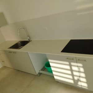 מטבח נקי עם כיור וכיריים