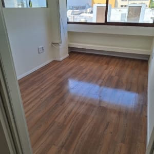 חדר עם רצפה מבריקה לאחר ניקוי