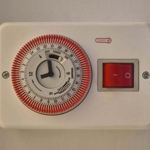 טיימר חשמלי עם מתג הפעלה וכיבוי