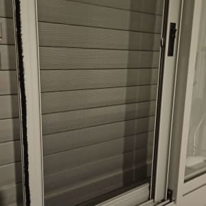 חלון אלומיניום עם תריסים סגורים