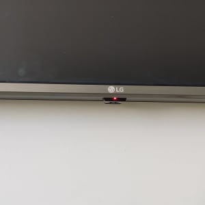 טלוויזיה של LG עם נורית חיווי אדומה