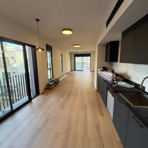 רצפת פרקט בחדר עם מטבח מודרני