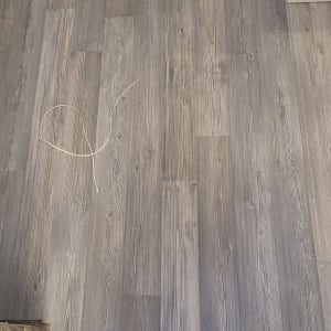 רצפת פרקט עם חוט על הרצפה