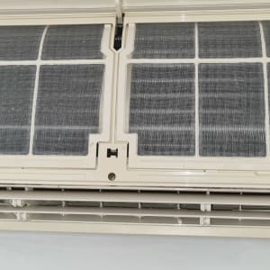 מסנן אוויר של מזגן עם כיסוי פתוח