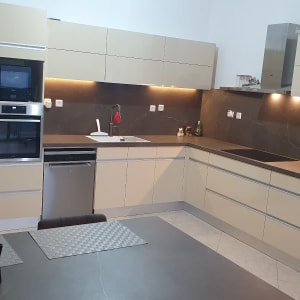 מטבח מודרני עם מקרר, תנור, כיור ובר מים