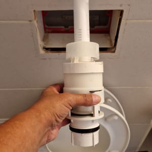 תיקון אסלה עם חלקי אינסטלציה