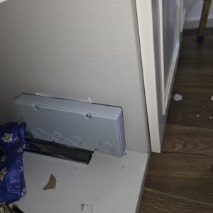 מלכודת עכברים מותקנת ליד קיר על רצפה