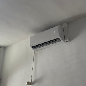 מזגן מותקן על קיר לבן בחדר