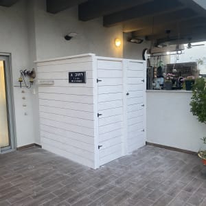 מחסן עץ לבן עם שלט רחוב ג