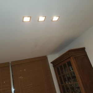 שלושה פנסי תקרה מרובעים דולקים