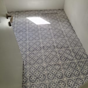 רצפת אריחים מעוצבת בחדר אמבטיה