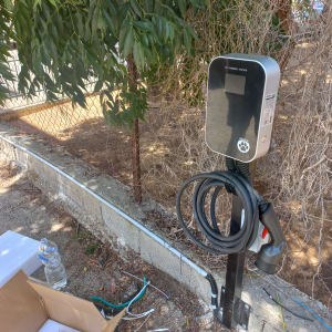 עמדת טעינה לרכב חשמלי עם כבלים וכלים