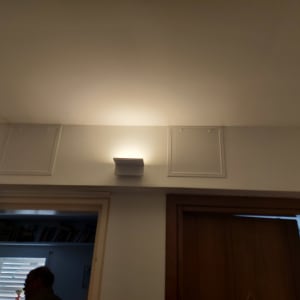 תאורת קיר על תקרה עם פתחי אוורור