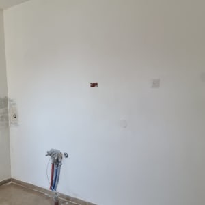 קיר עם חיבורים לצנרת וכלים סניטריים