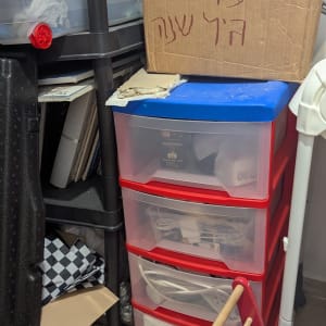 ארגזים וצעצועים בחדר אחסון