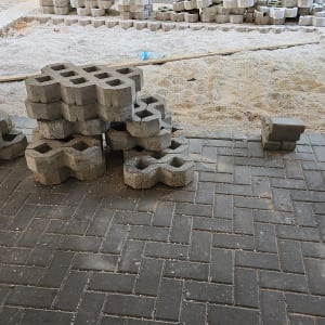 ערימת אבנים משתלבות על משטח עבודה