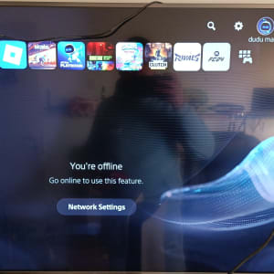 מסך טלוויזיה עם משחקי וידאו ותפריט הגדרות רשת