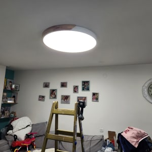 סולם ותאורה בתקרה בסלון ביתי