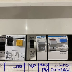 מפסקי חשמל בלוח חשמל עם כיתוב בעברית