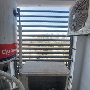 רשת מתכת למניעת כניסת יונים במרפסת