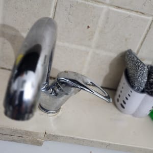 ברז כרום מעל כיור עם ניקוז מתכת