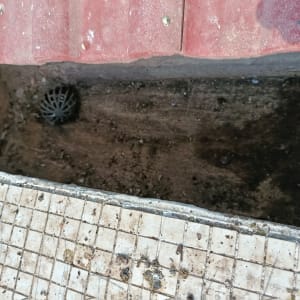 תמונה של גג עם ניקוז מים