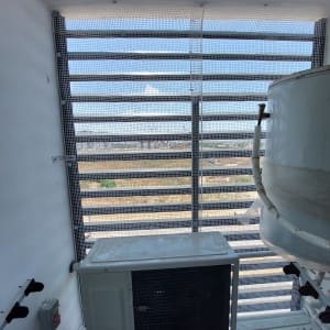 יחידת מיזוג אוויר ומיכל מים במרפסת