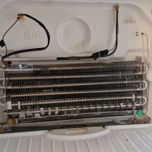 סלילי קירור ומערכת חיווט במקרר