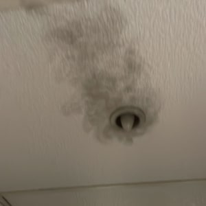 כתם כהה על תקרה ליד פתח אוורור