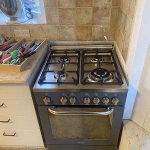 כיריים גז עם ארבעה מבערים ותנור אפייה מתחת