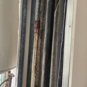 צינור חלוד עם סימני נזילה על הקיר