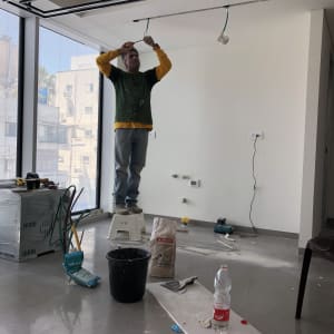 שק גבס וכלי עבודה על הרצפה בחדר