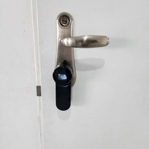 ידית דלת מתכתית עם מנעול חכם