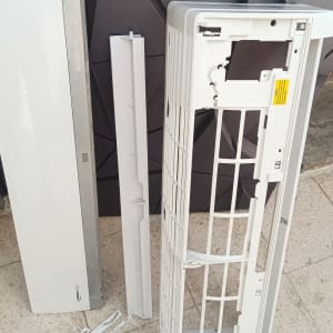 חלקי מזגן מפורקים על הרצפה