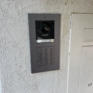 מערכת אינטרקום מותקנת על קיר חיצוני