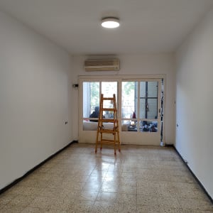 סולם עץ בחדר צבוע בלבן