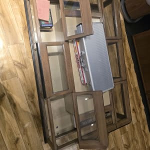 שולחן עץ עם זכוכית ומזוודה מתכתית