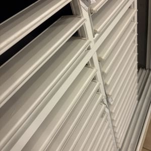 תריסים נקיים ולבנים לאחר ניקוי יסודי