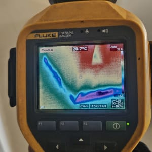 מד חום תרמי מציג תמונה צבעונית של טמפרטורות