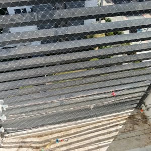 רשת למניעת כניסת יונים על מרפסת