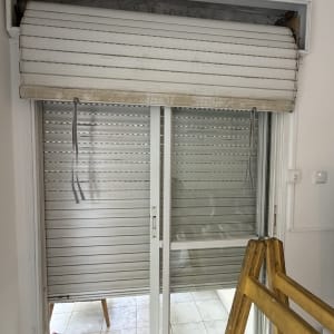 תריס גלילה פתוח עם סולם עץ בחדר