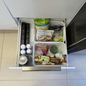 מגירת מטבח מאורגנת עם מוצרי מזון שונים