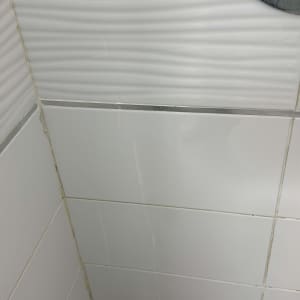 קיר אריחים עם סימני תיקון או שיפוץ