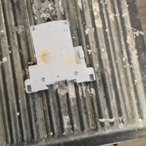 רכיב חשמלי עם סימני שריפה על משטח עבודה