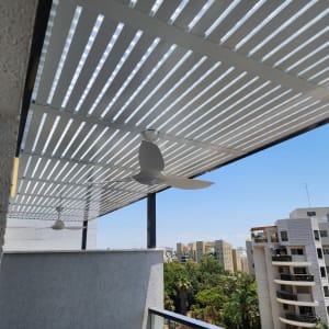 פרגולה אלומיניום עם מאוורר תקרה במרפסת