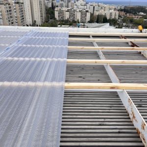 גג עם לוחות עץ ופוליקרבונט בעיר