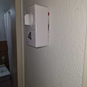 תרמוסטט מותקן על קיר