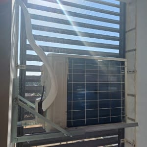 יחידת מיזוג אוויר מותקנת על קיר חיצוני