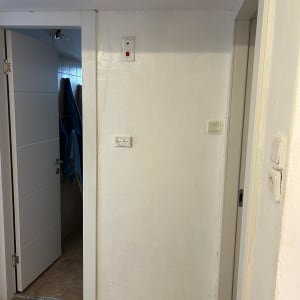 קיר צבוע עם דלת פתוחה וחדר אמבטיה