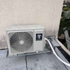 יחידת מיזוג אוויר חיצונית מותקנת על גג